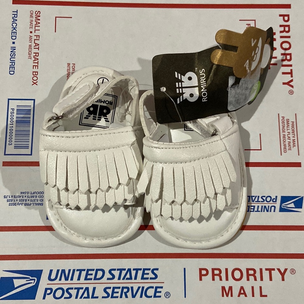 Romirus baby shoes Baby Sandals fringe NWT white  💕 0-6 months size 1
